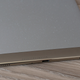 Il retro del Nova Air è caratterizzato da una texture maculata che rende più facile la presa, così come una finitura a specchio lucida sul fondo dove si trova una porta USB-C e un paio di altoparlanti per ascoltare l'audio.